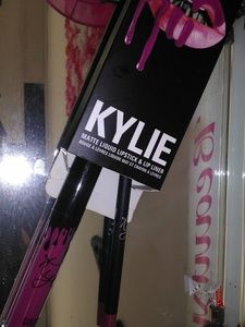 Kylie  lip/eyeliner kit